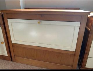 Cómoda de madera con cajones de colores