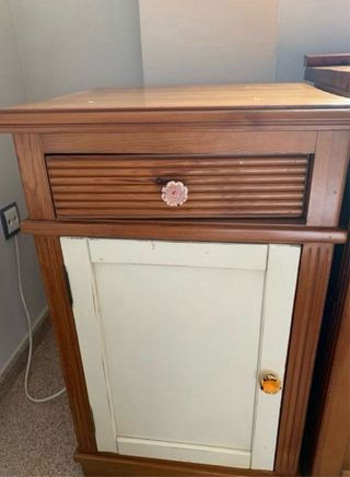 Cómoda de madera con cajones de colores