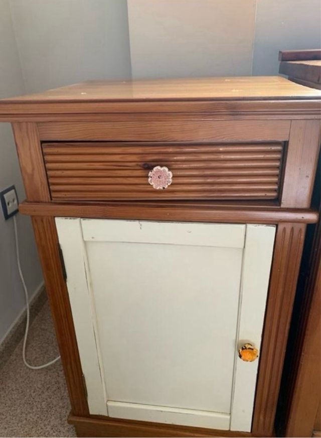 Cómoda de madera con cajones de colores