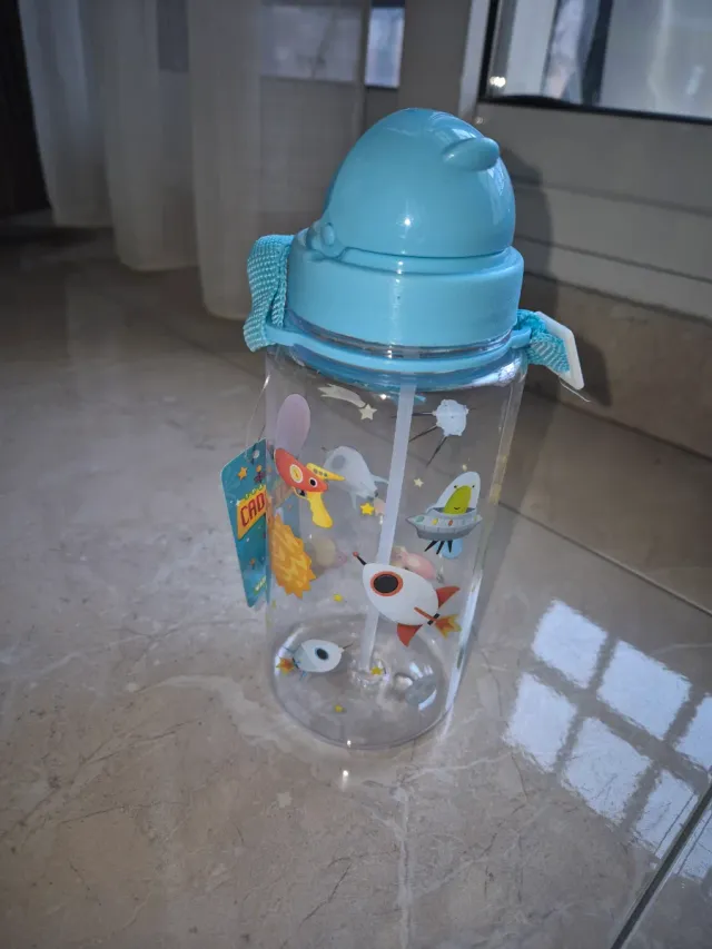Botella agua infantil con pajita