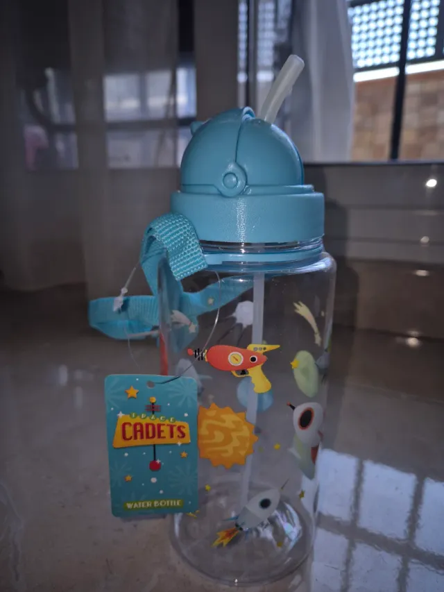 Botella agua infantil con pajita