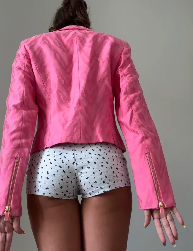 Chaqueta rosa con cremalleras doradas