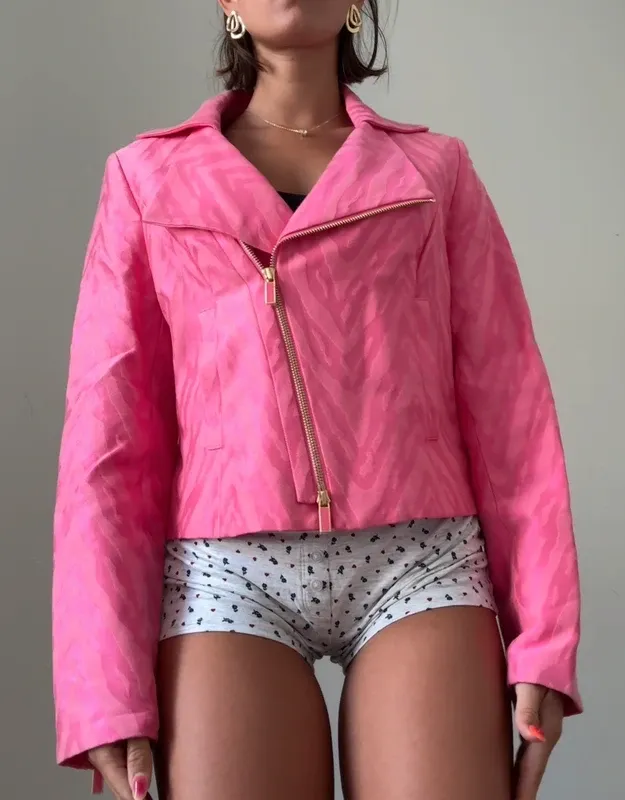Chaqueta rosa con cremalleras doradas