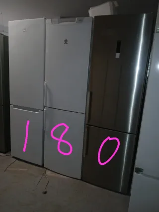 Nevera blanca y plateada