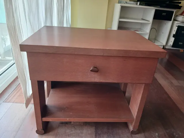 Mesilla de noche de madera con cajón