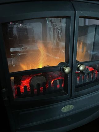 Stufa elettrica a forma di un caminetto