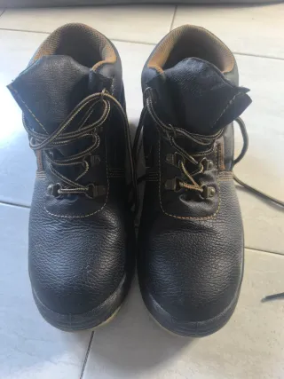 Botas de trabajo negras y marrones