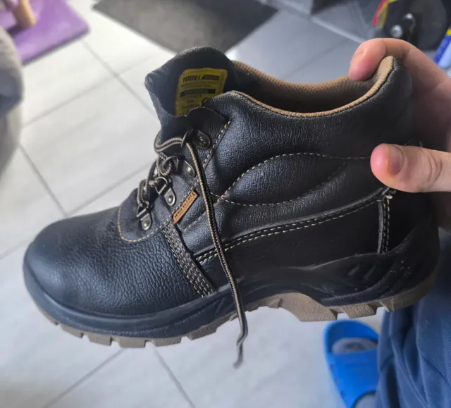 Botas de trabajo negras y marrones