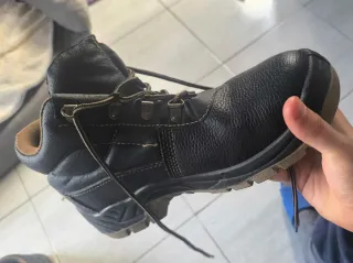 Botas de trabajo negras y marrones