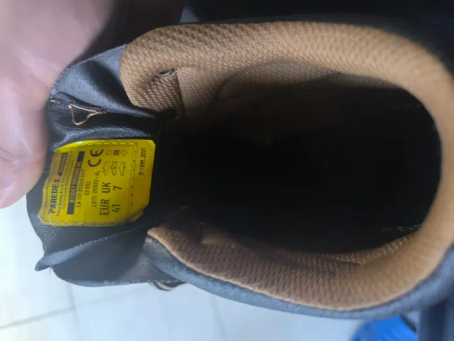 Botas de trabajo negras y marrones