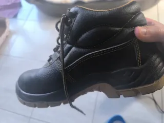 Botas de trabajo negras y marrones