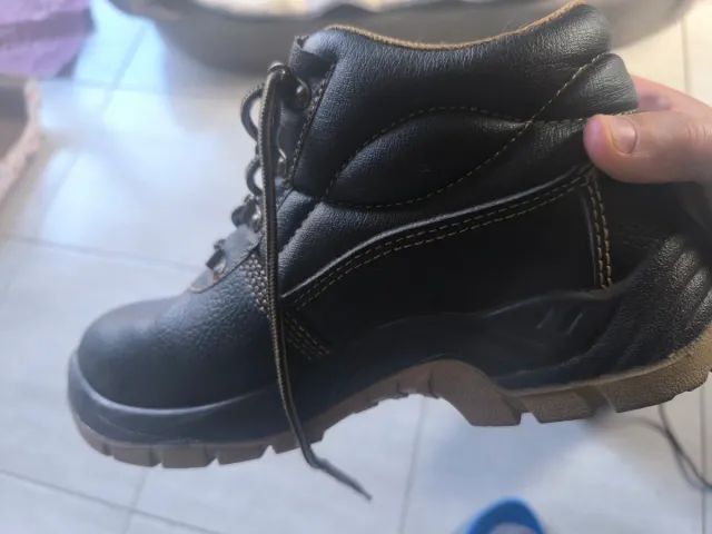 Botas de trabajo negras y marrones