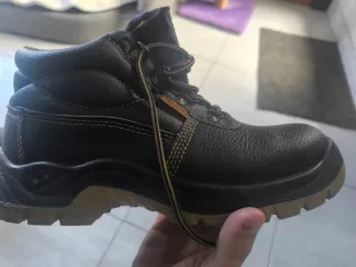 Botas de trabajo negras y marrones