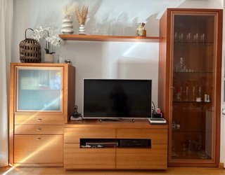 Mueble de comedor de madera y cristal