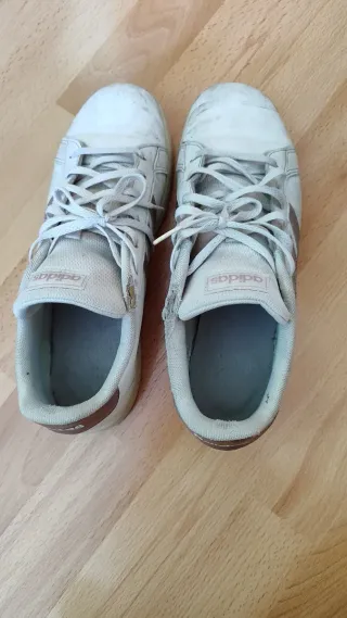 Zapatillas Adidas Beige y Blancas