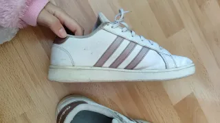 Zapatillas Adidas Beige y Blancas