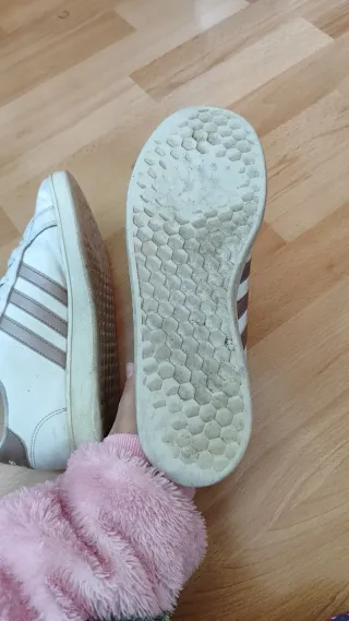Zapatillas Adidas Beige y Blancas