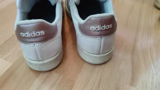 Zapatillas Adidas Beige y Blancas