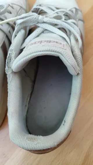 Zapatillas Adidas Beige y Blancas