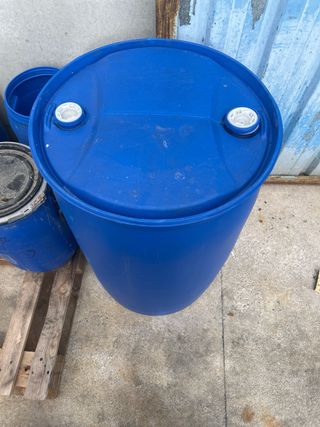 Bidones azules de plástico