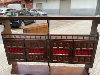 Mueble aparador madera tallada detalle rojo