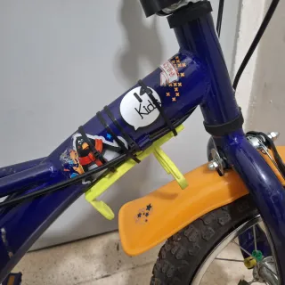 Bicicleta infantil 14"  color azul y naranja.