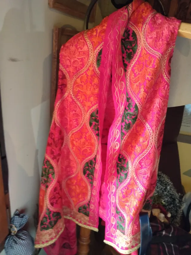 Chaleco largo estampado fucsia y dorado