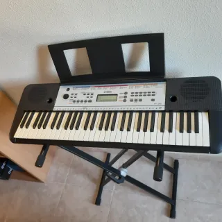 Teclado Yamaha YPT 260 con soporte