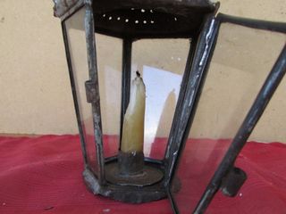 Candil antiguo de capilla con vela