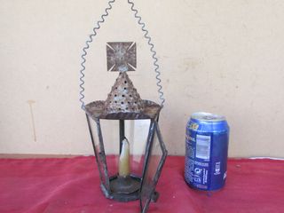 Candil antiguo de capilla con vela