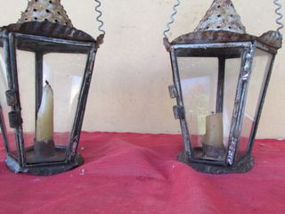 Candil antiguo de capilla con vela