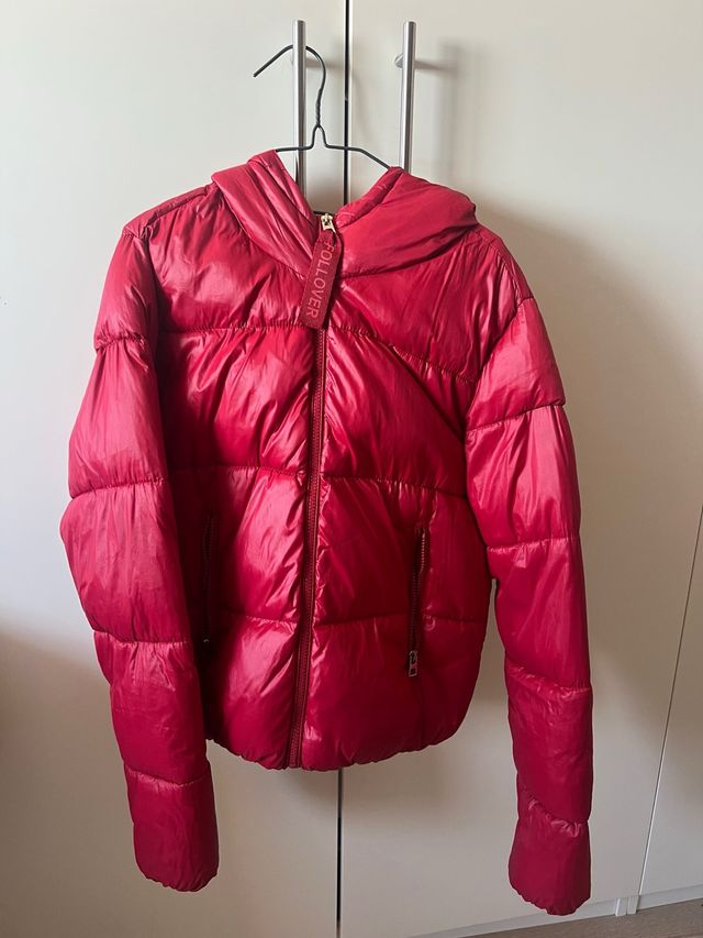 Chaqueta plumífero roja brillante con capucha