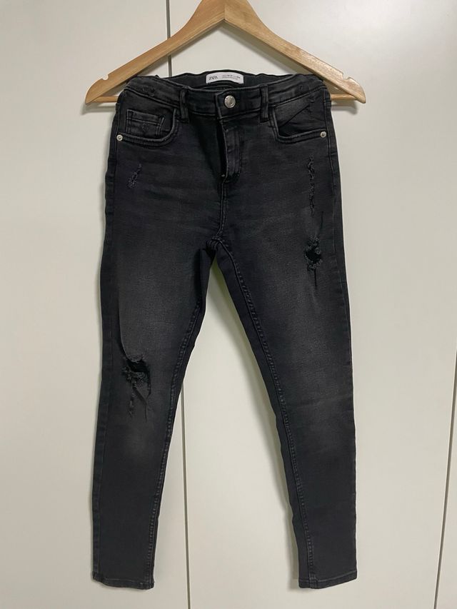 Pantalón vaquero Zara mujer negro desgastado