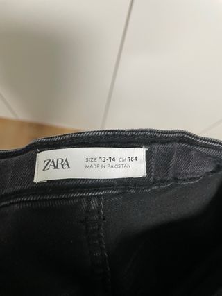 Pantalón vaquero Zara mujer negro desgastado