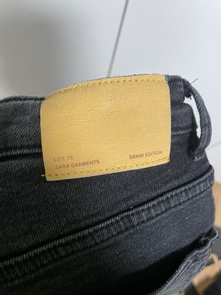 Pantalón vaquero Zara mujer negro desgastado