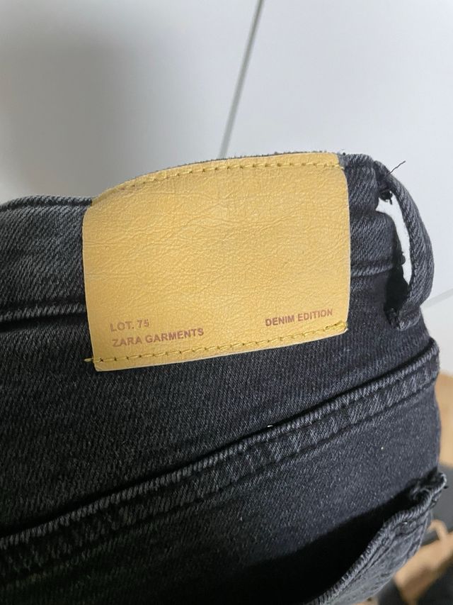 Pantalón vaquero Zara mujer negro desgastado