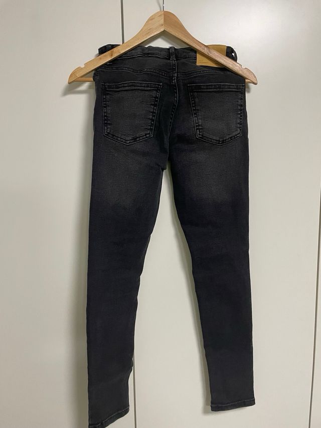 Pantalón vaquero Zara mujer negro desgastado