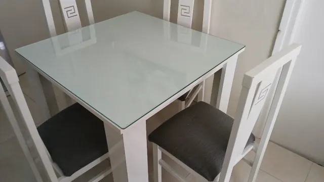 Mesa de comedor y 4 sillas