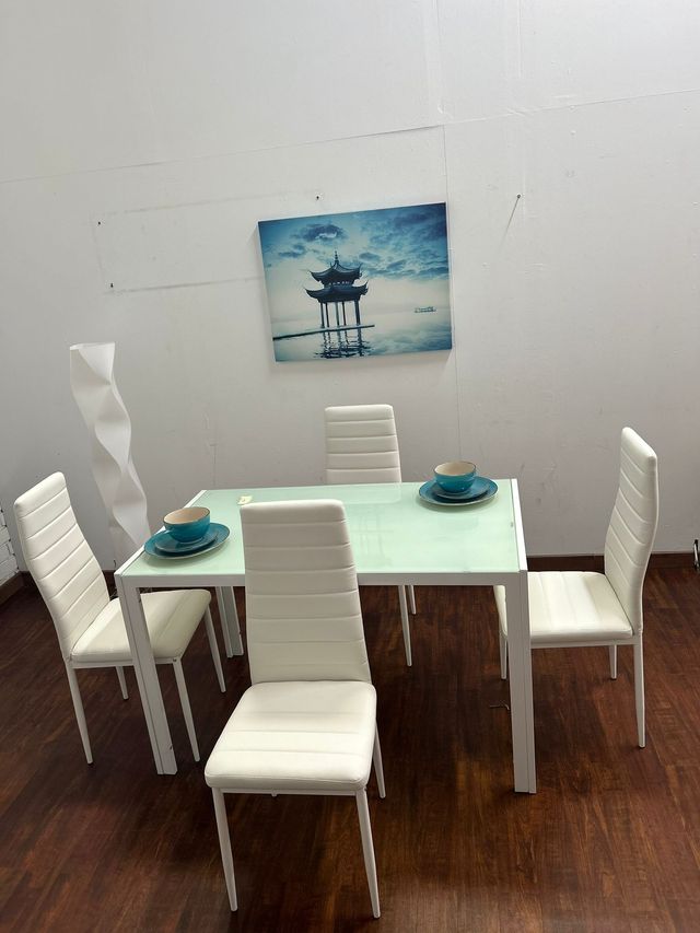 Mesa comedor blanca con 4 sillas NUEVA