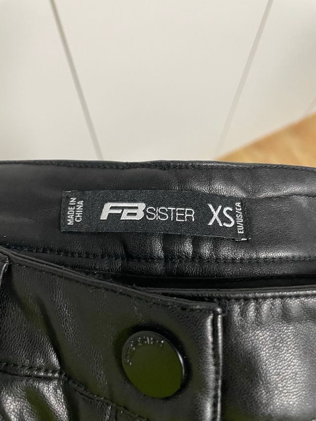 Pantalones de cuero negros mujer