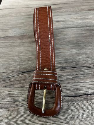 Cinturón marrón con pespuntes blancos