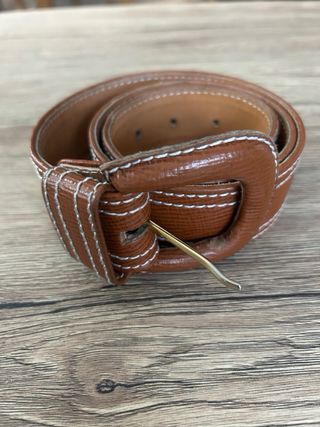 Cinturón marrón con pespuntes blancos