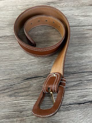 Cinturón marrón con pespuntes blancos