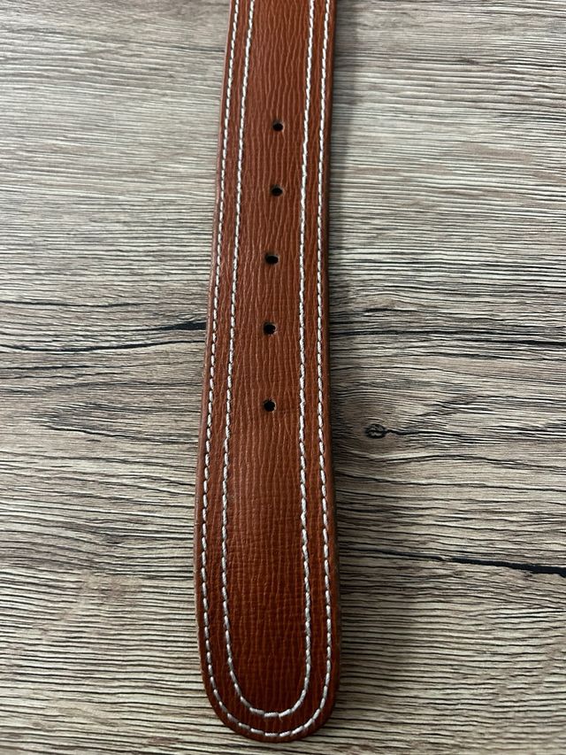 Cinturón marrón con pespuntes blancos