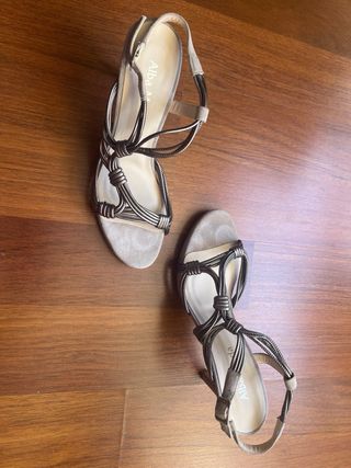 Sandalias de tacón Alba Moda Beige y Dorado