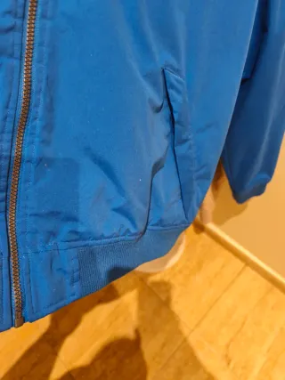 Chaqueta azul con capucha