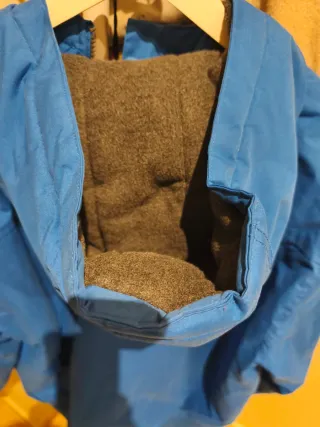 Chaqueta azul con capucha