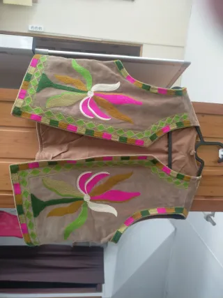 Chaleco de piel bordado multicolor