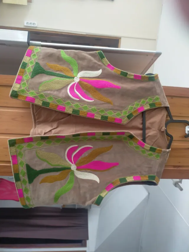 Chaleco de piel bordado multicolor