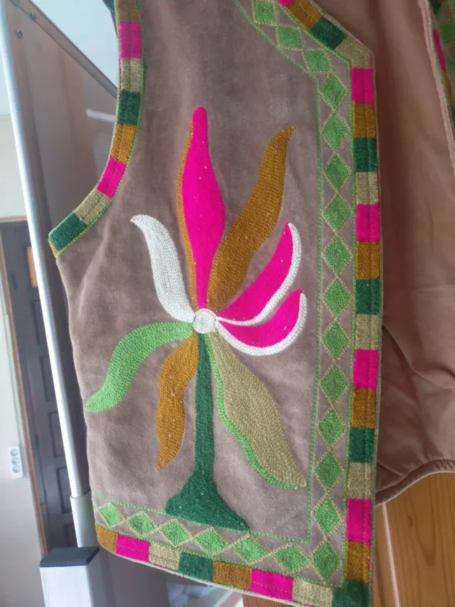 Chaleco de piel bordado multicolor